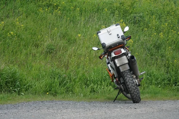 Cruiser Motorrad Mit Metallkoffer Das Der Nähe Des Grünen Grashügels — Stockfoto