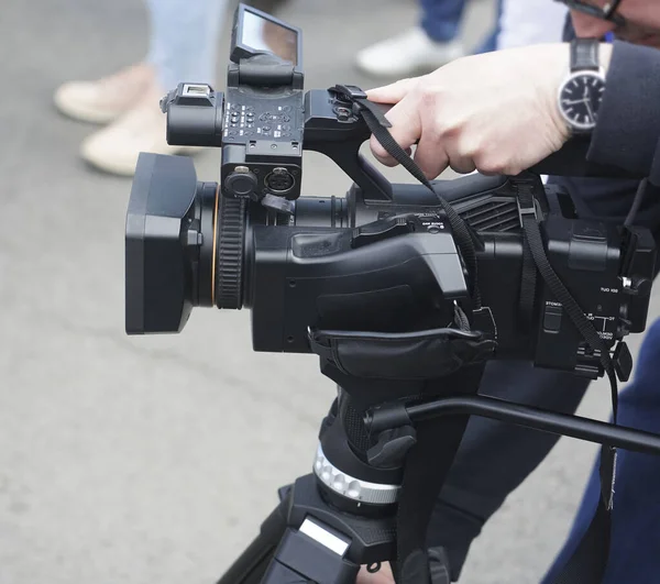 Fiatal Operatőr Videós Riportot Készít Profi Kamerájával Utcán Állványon Férfi — Stock Fotó