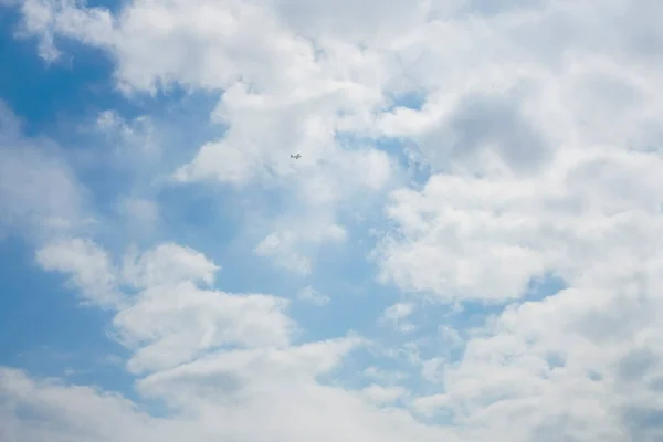 在多云的天气下驾驶小型飞机 有许多蓬松的云彩的私人飞机迎着蓝天飞行 — 图库照片