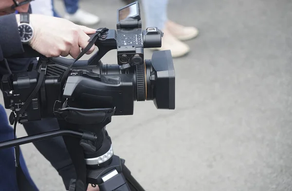 Jovem Câmera Homem Operador Vídeo Fazendo Reportagem Com Sua Câmera — Fotografia de Stock