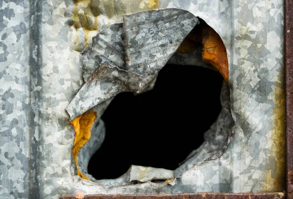 Çinko Metal Duvarda Bir Delik Duvarı Yıkıyorum Demir Arkaplan — Stok fotoğraf