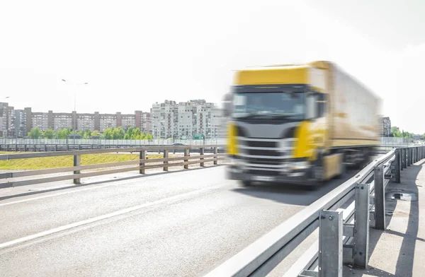 Een Gele Vrachtwagen Met Container Rijdt Middags Een Asfaltweg Leveringsbedrijf — Stockfoto