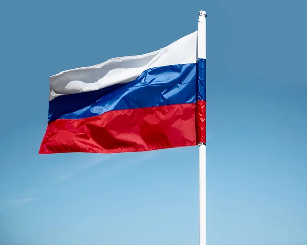 Bandeira Da Rússia. Bandeira Da Federação Russa Contra O Céu Azul