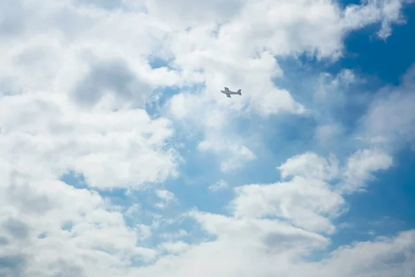 Bulutlu Havada Küçük Bir Uçak Uçurmak Mavi Gök Karşı Özel — Stok fotoğraf
