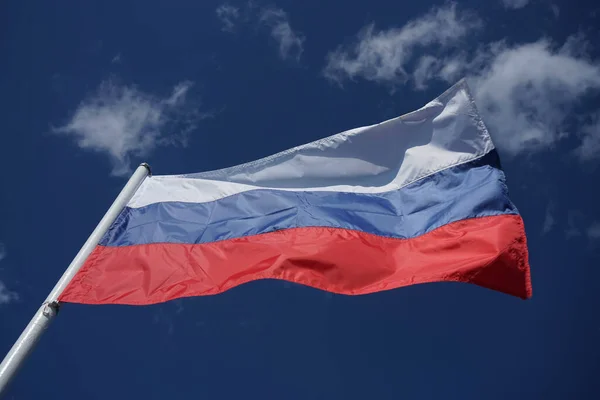 Bandeira Tricolor Russa Acenando Vento Contra Céu Azul Bandeira Russa — Fotografia de Stock