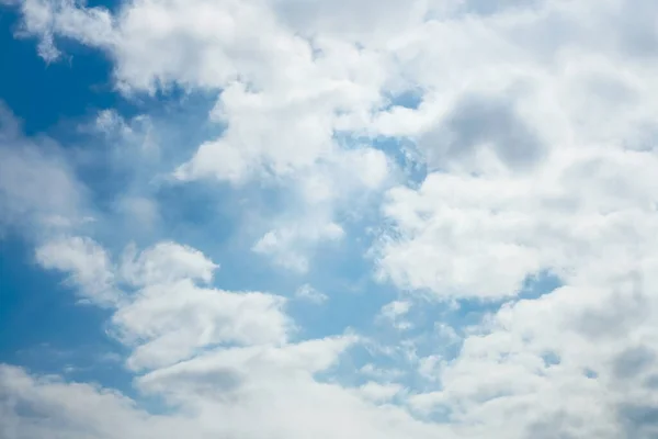 多云的天气蓝天有许多蓬松的白云 蓝天背景 有浅云 — 图库照片