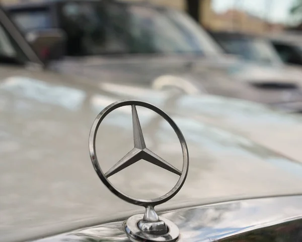 Petrohrad Ruská Federace Června 2021 Slavná Třípaprsková Hvězda Mercedes Benz — Stock fotografie