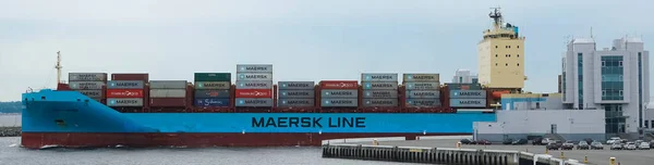 2021年5月31日 列宁格勒地区Kronstadt 从Maersk线出发的Vilnia Maersk号大型货船 载有许多集装箱驶向Kronstadt港 — 图库照片