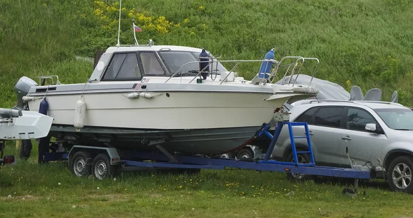 Car Transporting Big Yacht Motor Boat Green Grass Hill — Stock Photo, Image