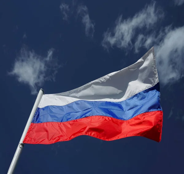 ロシアの三色の旗が青い空に向かって風に振っている 青空の上のロシア国旗背景 — ストック写真