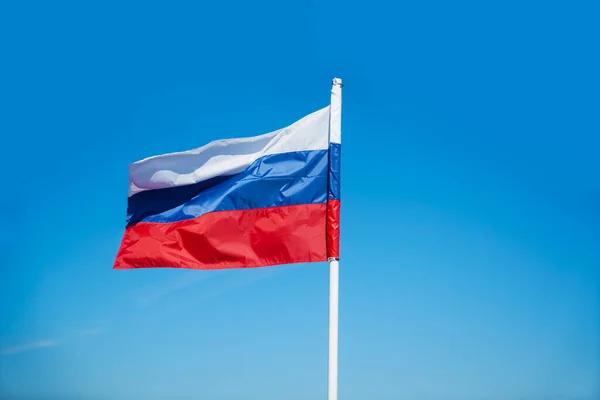 Российский Трехцветный Флаг Размахивающий Ветром Против Неба Флаг России Голубом — стоковое фото