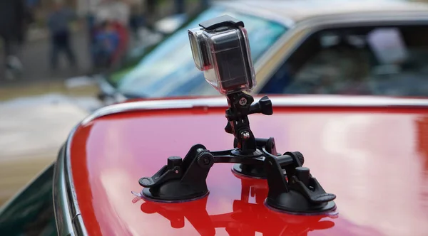 Kırmızı Bir Retro Arabanın Çatısındaki Esnek Tripoda Aksiyon Kamerası Seyahat — Stok fotoğraf
