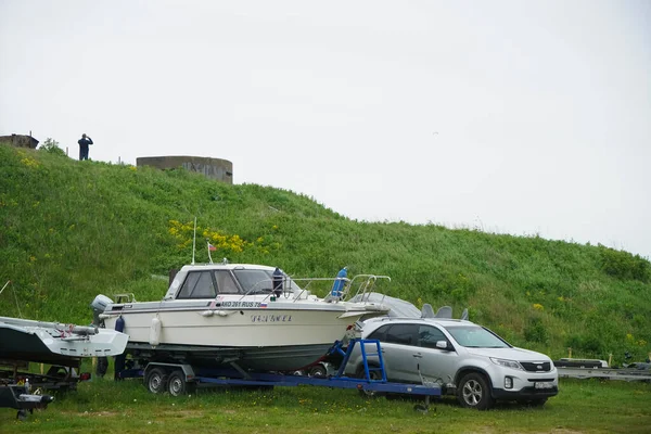 Coche Que Transporta Yate Grande Barco Motor Cerca Colina Verde — Foto de Stock