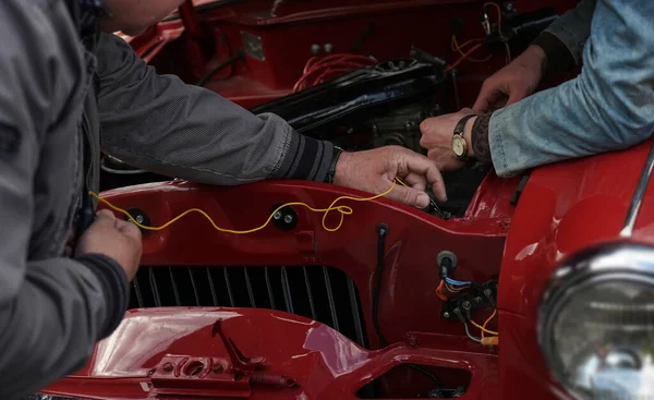 Dwóch Mężczyzn Sprawdza Akumulator Samochodzie Ciągu Dnia Naprawiany Jest Zabytkowy — Zdjęcie stockowe