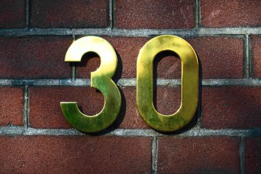 30 numaralı ev (30) kırmızı tuğlalı arka planda altın metal basamaklar halinde.. 