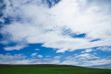 Dağın eteğindeki manzara. Güzel dağ manzarası. Arkaplanda mavi bulutlu gökyüzü 