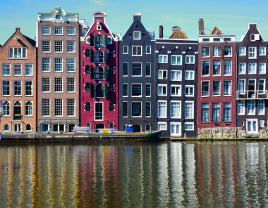 Amsterdam 'da bir nehir kanalı tekne gezisinde. Kanaldaki geleneksel Hollandalı evleri. Amsterdam mı? Hollanda