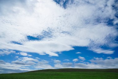 Dağın eteğindeki manzara. Güzel dağ manzarası. Arkaplanda mavi bulutlu gökyüzü 