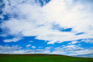 Dağın eteğindeki manzara. Güzel dağ manzarası. Arkaplanda mavi bulutlu gökyüzü 