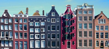Amsterdam 'ın ön manzarası. Kanaldaki geleneksel Hollandalı evleri. Amsterdam mı? Hollanda