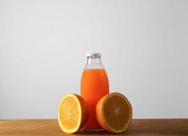 Portakal suyu ve portakal suyu beyaz arka planda izole edilmiş beyaz bardak ve buz.