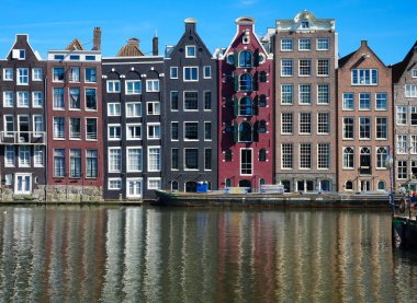Amsterdam 'ın ön manzarası. Kanaldaki geleneksel Hollandalı evleri. Amsterdam mı? Hollanda