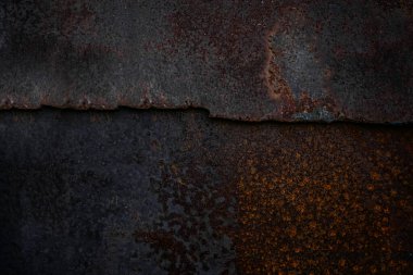 Dikişli paslı metal plaka. Paslı arka plan. Yatay çizgili paslı metalin dokusu. 