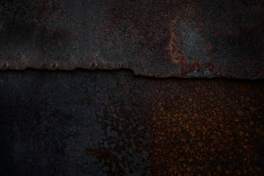 Dikişli paslı metal plaka. Paslı arka plan. Yatay çizgili paslı metalin dokusu. 