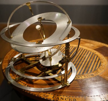 Orrery, güneş sisteminin mekanik bir modelidir. Güneş Sistemi 'nin eski pirinç modeli. Astronomik cihaz. Vintage dişli.