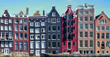 Amsterdam 'ın ön manzarası. Kanaldaki geleneksel Hollandalı evleri. Amsterdam mı? Hollanda