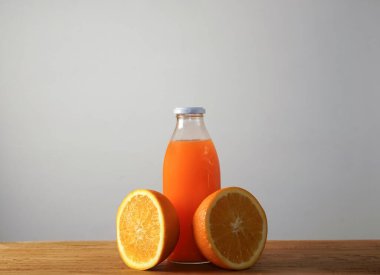 Portakal suyu ve portakal suyu beyaz arka planda izole edilmiş beyaz bardak ve buz.