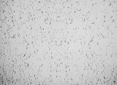 Su damlacıkları cam yüzey mavisi üzerinden perspektif sağlar. Yağmur damlası dokusundan mavi su