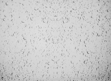 Su damlacıkları cam yüzey mavisi üzerinden perspektif sağlar. Yağmur damlası dokusundan mavi su