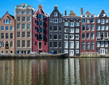 Amsterdam 'ın ön manzarası. Kanaldaki geleneksel Hollandalı evleri. Amsterdam mı? Hollanda
