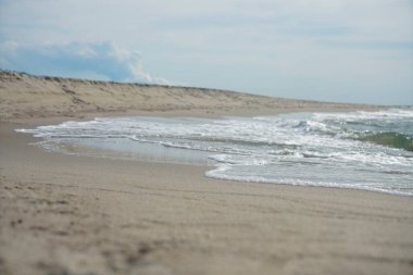 Tropik plaj, güzel okyanus ve mavi gökyüzü. Seyahat ve tatil konsepti. Tropik ada sahil doğası, mavi deniz dalgası size yakın.