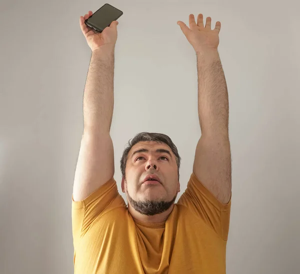 Людина Руками Вгору Чоловік Тримає Руці Мобільний Телефон Ізольовані Сірому — стокове фото
