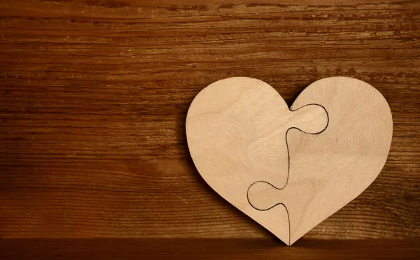 Komplette Hölzerne Herzform Puzzle Auf Holzbrett Hintergrund Vier Stück Vier — Stockfoto