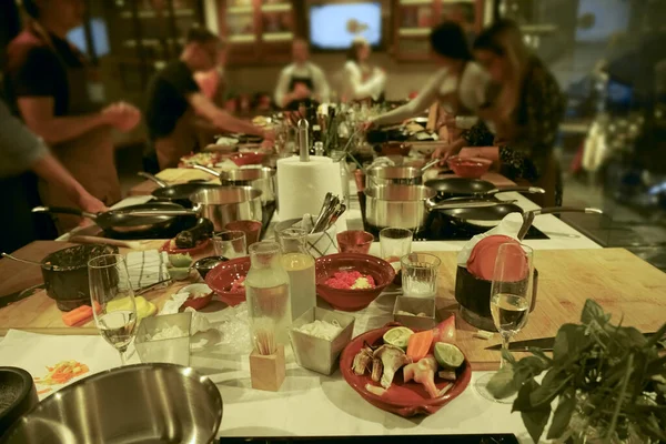 Chef Grupo Jovens Durante Aula Culinária Fotografia Estilo Vida Uma — Fotografia de Stock