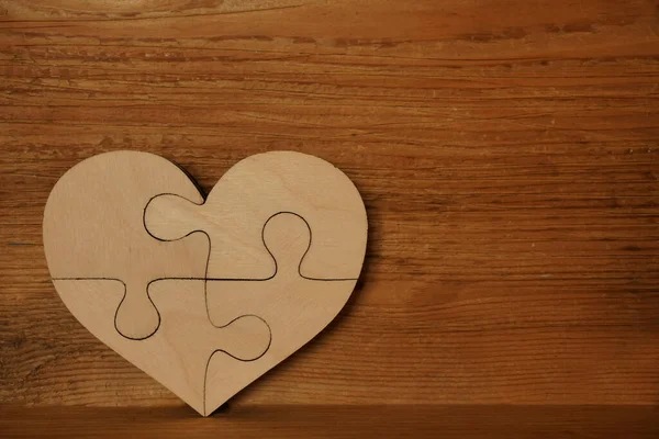 Complete Wooden Heart Shape Jigsaw Puzzle Wooden Board Background Four — Stock Photo, Image