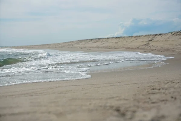 熱帯のビーチ 美しい海と青空 旅行や休暇のコンセプト 熱帯の島のビーチの自然 青い海の波のスプラッシュ閉じるU — ストック写真