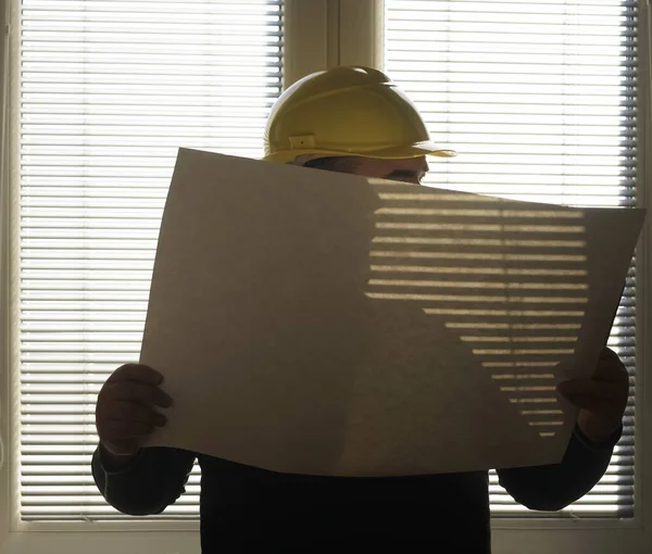 Ingenieur Mit Gelbem Schutzhelm Mit Blauem Aufdruck Kontrolliert Den Bau — Stockfoto