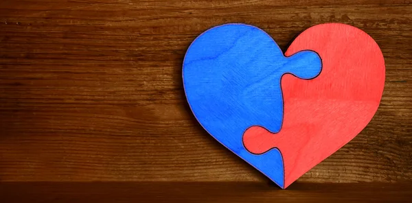Komplette Hölzerne Herzförmige Puzzle Auf Holzbrett Hintergrund Stück Zwei Hälften — Stockfoto