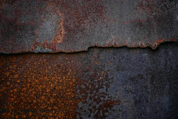 シーム付きの錆びた金属板 背景は 横線の錆びた金属の質感 — ストック写真