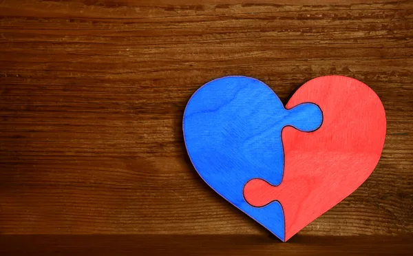 Komplette Hölzerne Herzförmige Puzzle Auf Holzbrett Hintergrund Stück Zwei Hälften — Stockfoto