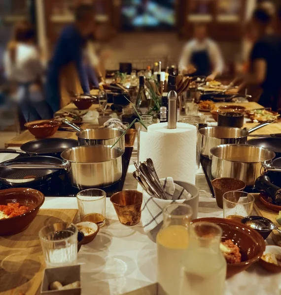 Köksmästare Och Grupp Ungdomar Matlagningskursen Livsstilsfotografering Matlagningskurs Som Äger Rum — Stockfoto