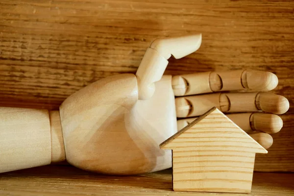 Ξύλινο Ανθρώπινο Χέρι Προστατεύει Ξύλινο Σπίτι Οικολογικό Σπίτι — Φωτογραφία Αρχείου