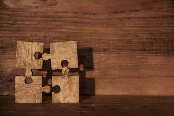 Cztery Brązowe Kawałki Układanki Drewnianym Stole Puste Miejsce Kopiowania Napisów — Zdjęcie stockowe