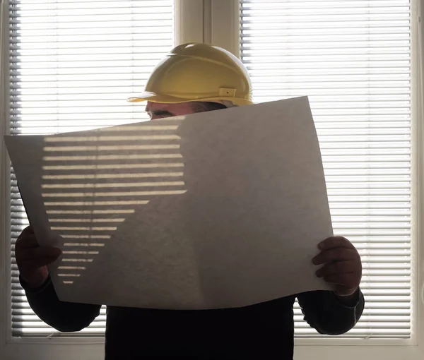 Инженер Носить Желтый Защитный Шлем Синим Отпечатком Проверяет Строящийся Зал — стоковое фото