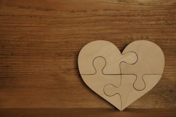 Komplette Hölzerne Herzform Puzzle Auf Holzbrett Hintergrund Vier Stück Vier — Stockfoto
