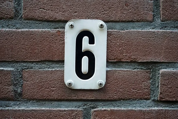 在荷兰阿姆斯特丹关闭6号楼 红色砖墙上的6号房屋 白色金属板上的6号房屋 — 图库照片